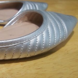 NWOB / STEVE MADDEN 'EVADEEE' silver leather flats